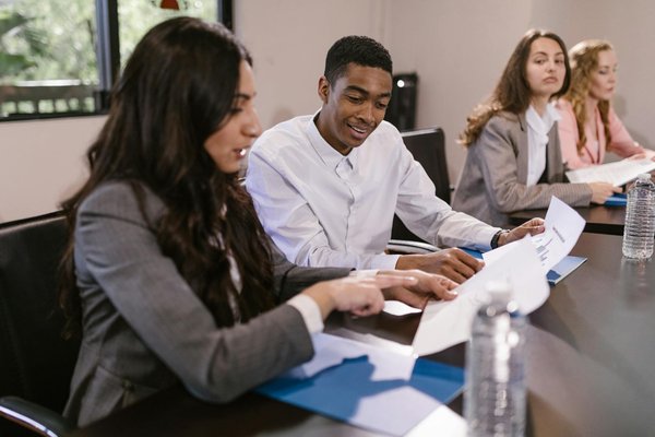Was sind die wichtigsten Komponenten einer Nachrichtensendung?